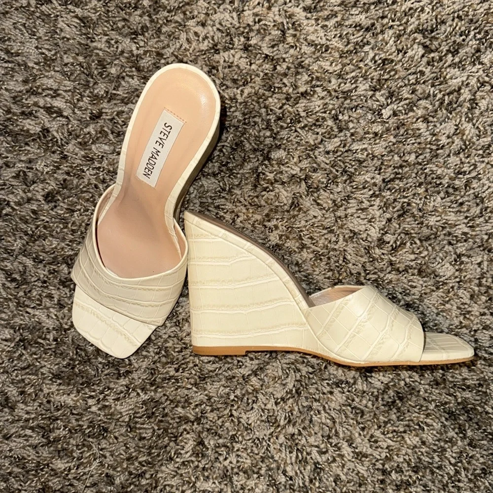 Steve Madden Cream Croc-Embossed Wedge Sandals